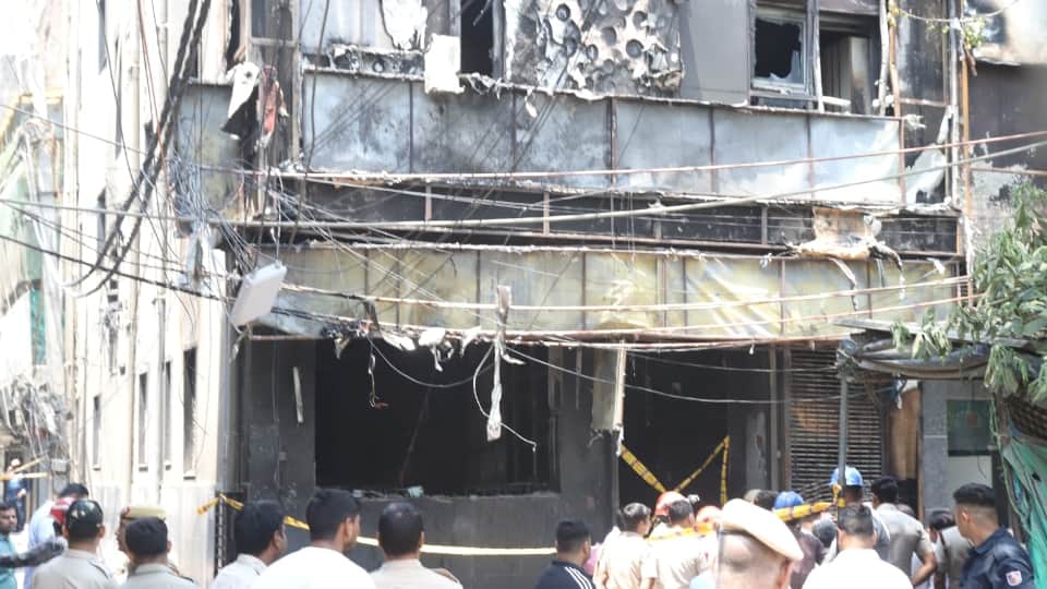 Delhi Fire Tragedy Electronic Lock at Exit Eyewitness Mansoor Hindered Escape know Full Details in Hindi