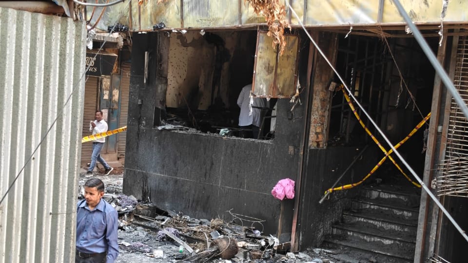 Delhi Fire Tragedy Electronic Lock at Exit Eyewitness Mansoor Hindered Escape know Full Details in Hindi