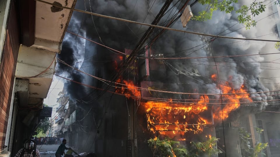 Delhi Fire Tragedy Massive Fire at Restaurant in Malviya Nagar Many Injured Know Details in Hindi