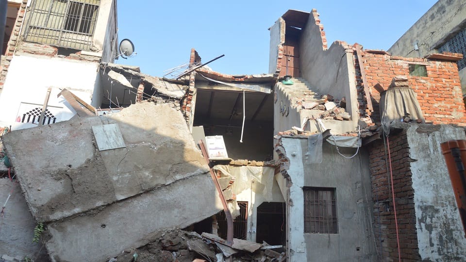 Heavy Rain Wreaks Havoc in Agra: Roads Turn into Lakes Five Houses Collapse Markets Flooded