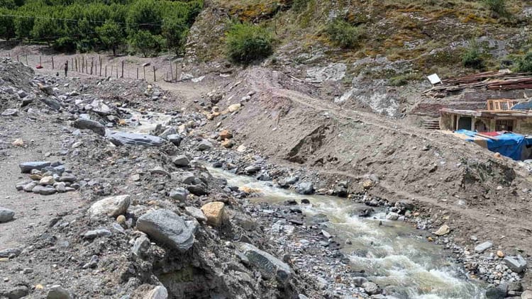 Uttarkashi News: खीर गंगा उफनाई तो फिर आएगी धराली में आपदा, दोनों ओर लगे मलबे के ढेर से सहमे हुए हैं लोग