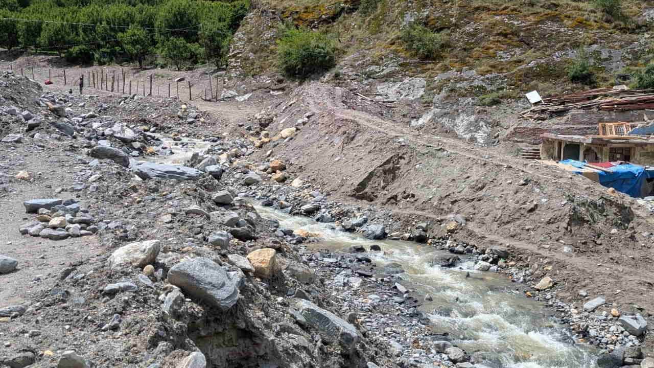 धराली में नदी के किनारे में लगाए गए मलबे के विशाल ढेर