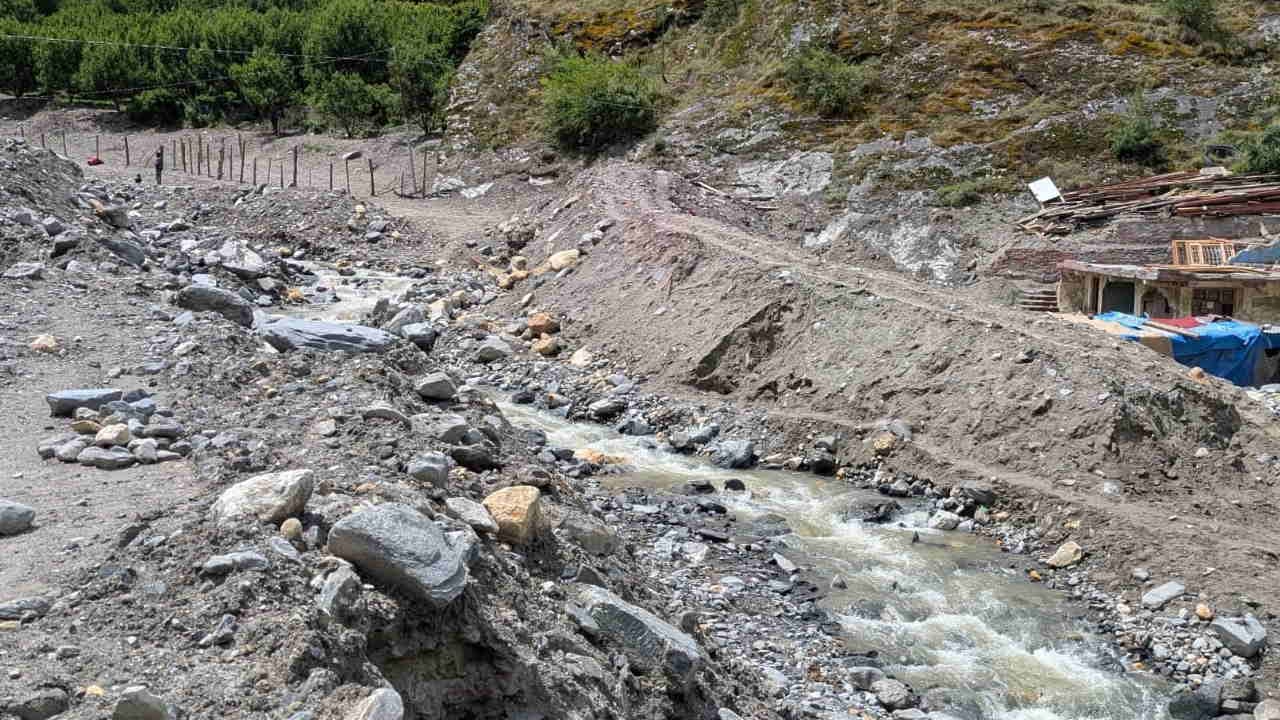 धराली में नदी के किनारे में लगाए गए मलबे के विशाल ढेर