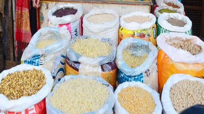 Rising prices of food items like flour, oil and pulses spoil the budget due to inflation in Bareilly