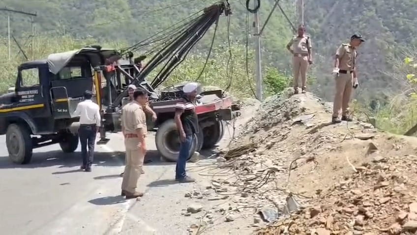 Innova sink in Ganga in Devprayag four people killed in accident have been identified car was pulled out