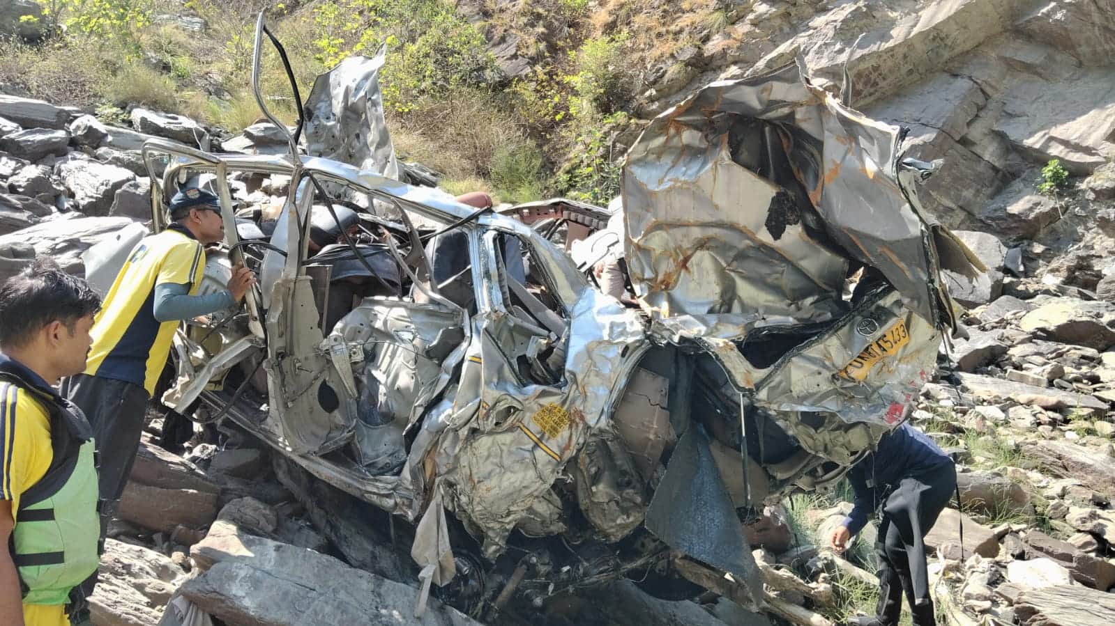 Innova sink in Ganga in Devprayag four people killed in accident have been identified car was pulled out