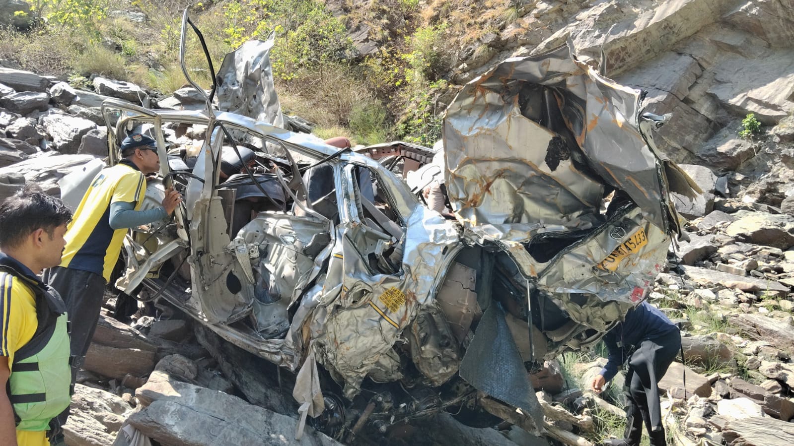 Innova sink in Ganga in Devprayag four people killed in accident have been identified car was pulled out