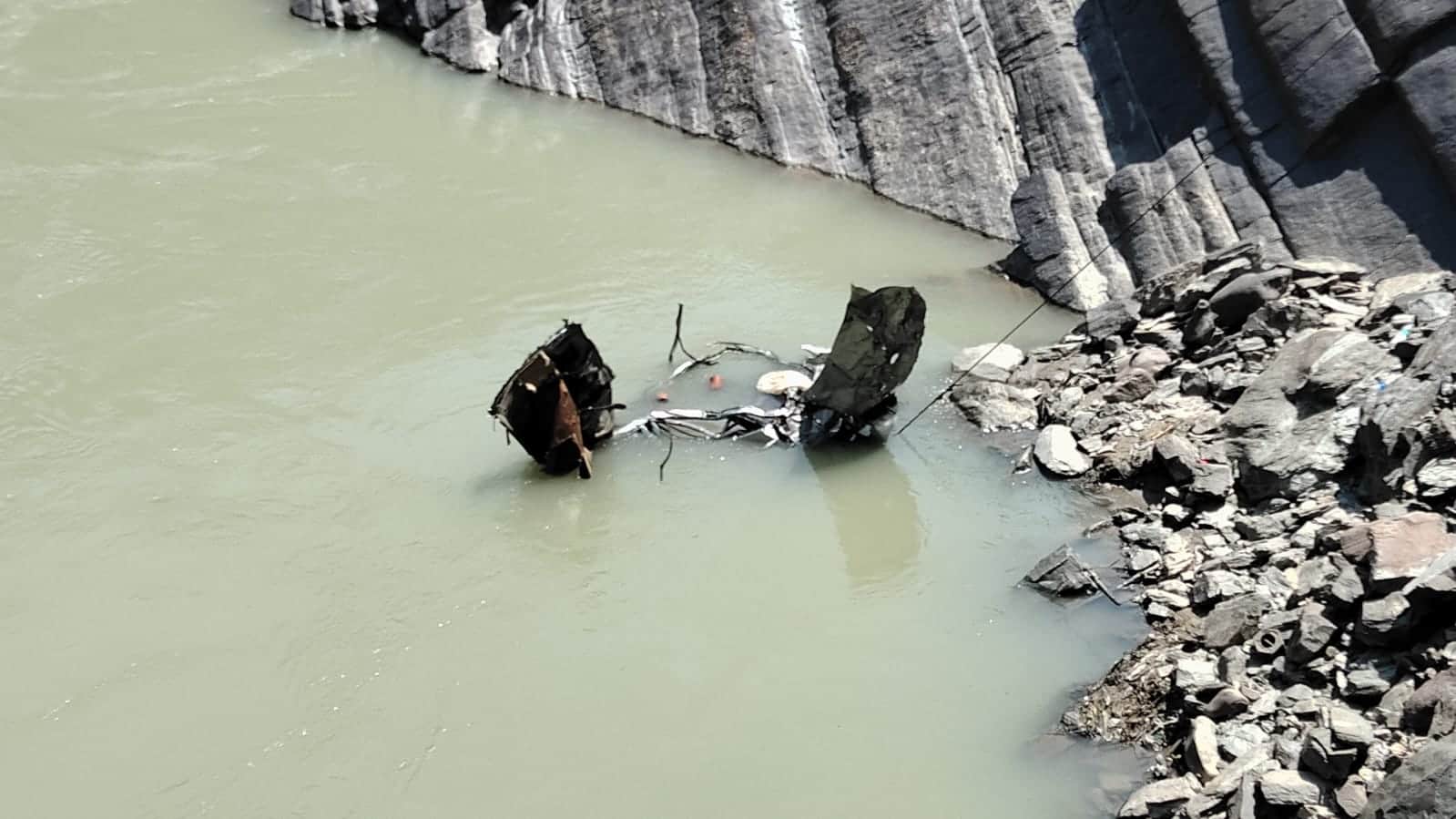 Innova sink in Ganga in Devprayag four people killed in accident have been identified car was pulled out