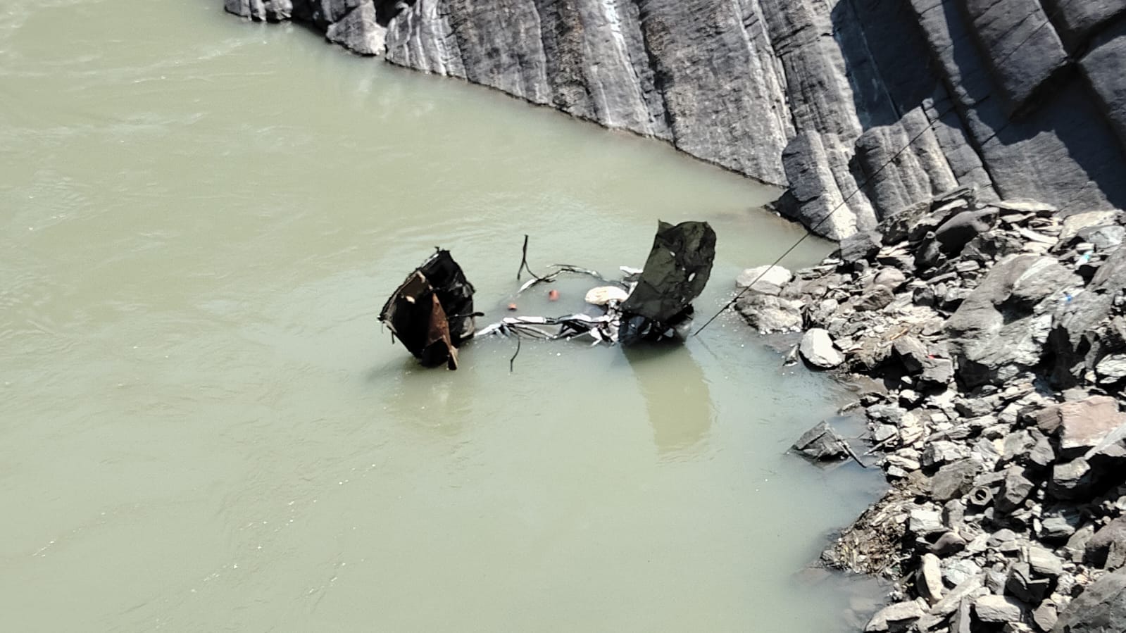 Innova sink in Ganga in Devprayag four people killed in accident have been identified car was pulled out