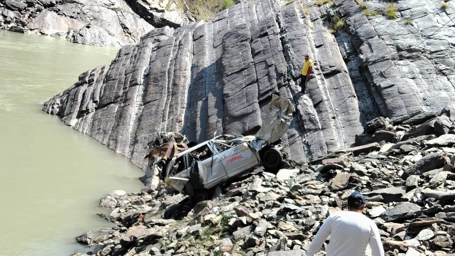 Innova sink in Ganga in Devprayag four people killed in accident have been identified car was pulled out
