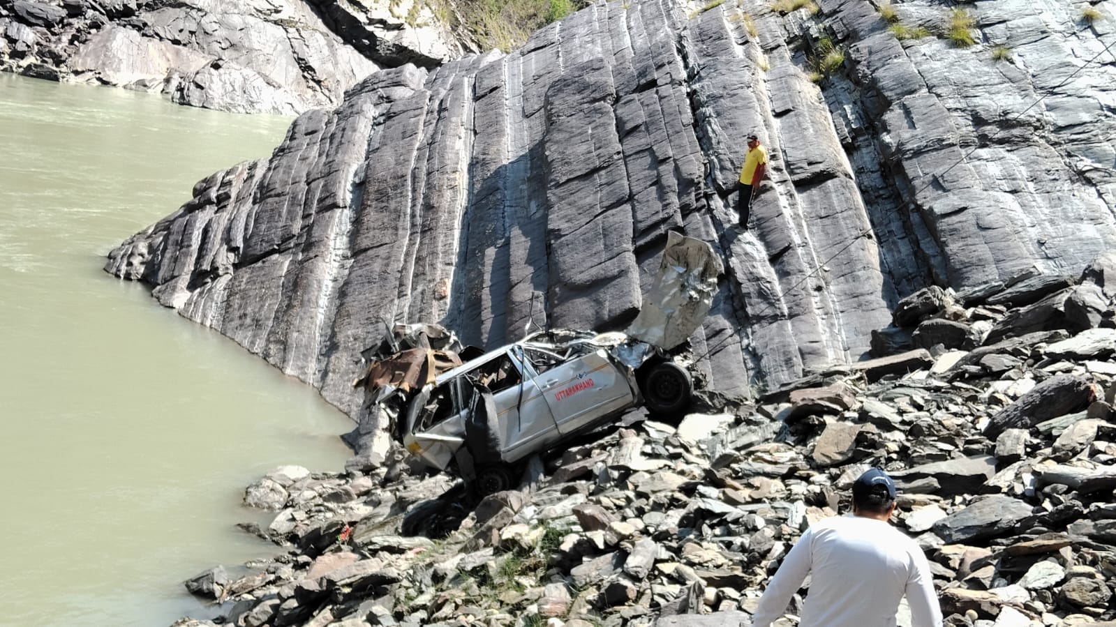 Innova sink in Ganga in Devprayag four people killed in accident have been identified car was pulled out