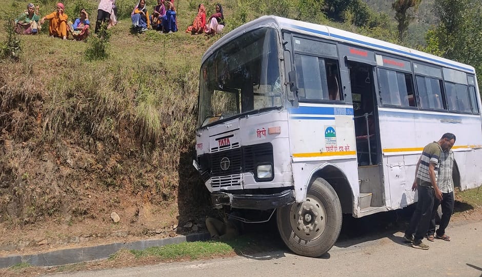 घटना के बाद क्षतिग्रस्त हुई रोडवेज बस।