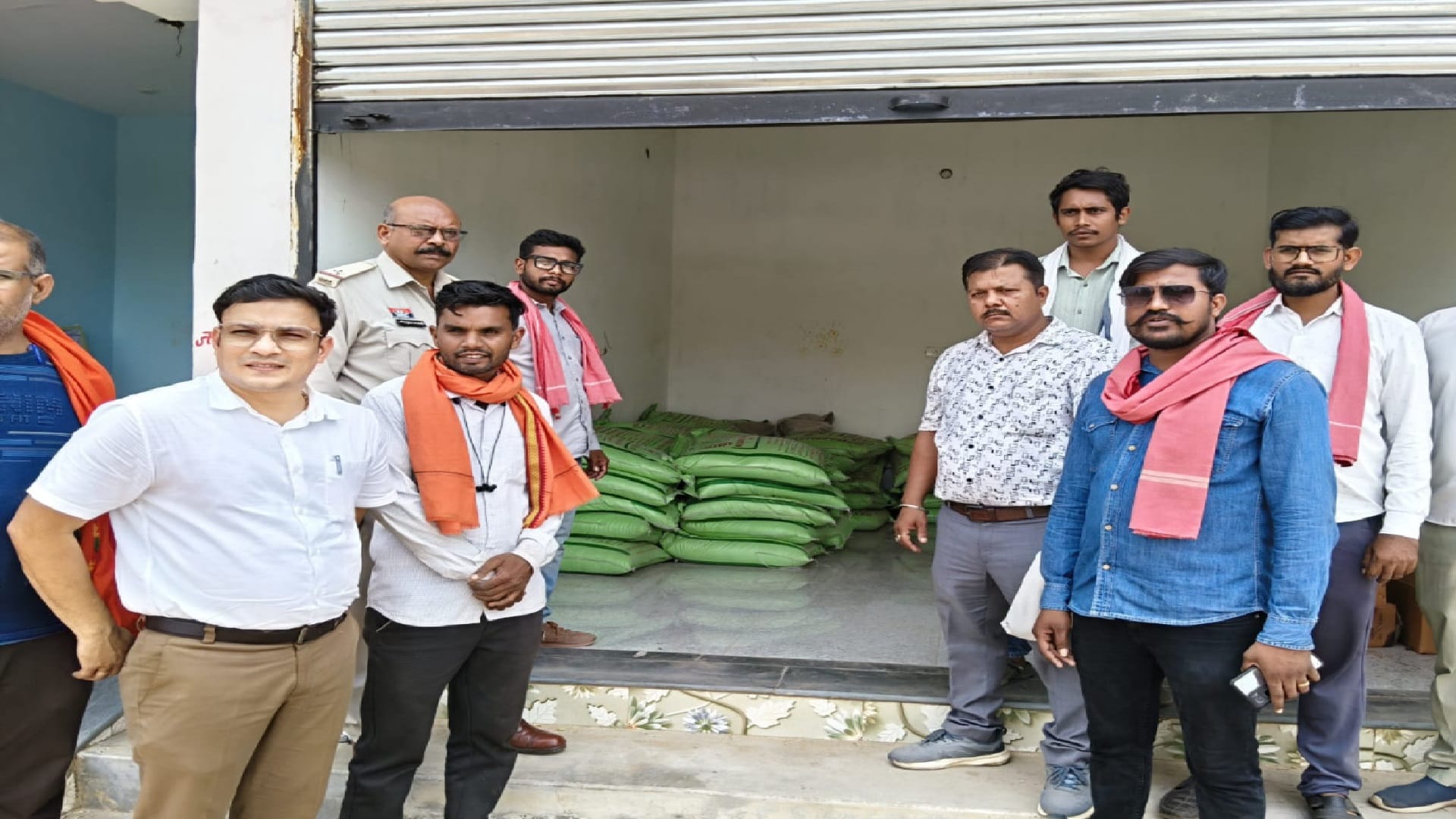 अवैध उर्वरक पर जिला प्रशासन की कार्रवाई