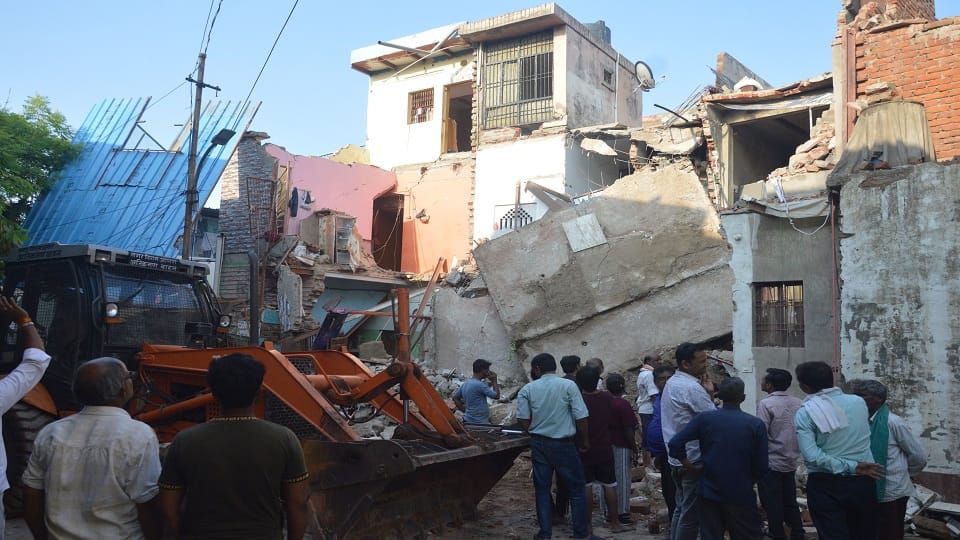 Heavy Rain Wreaks Havoc in Agra: Roads Turn into Lakes Five Houses Collapse Markets Flooded