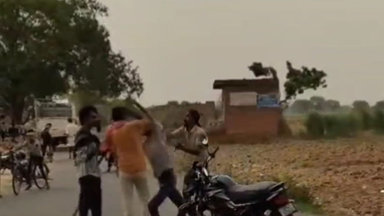 Physical Altercation Over Old Grudge Youth Brandishes Weapon Video Viral in chandauli
