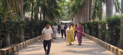 परीक्षा देकर निकलते अभ्यर्थी
