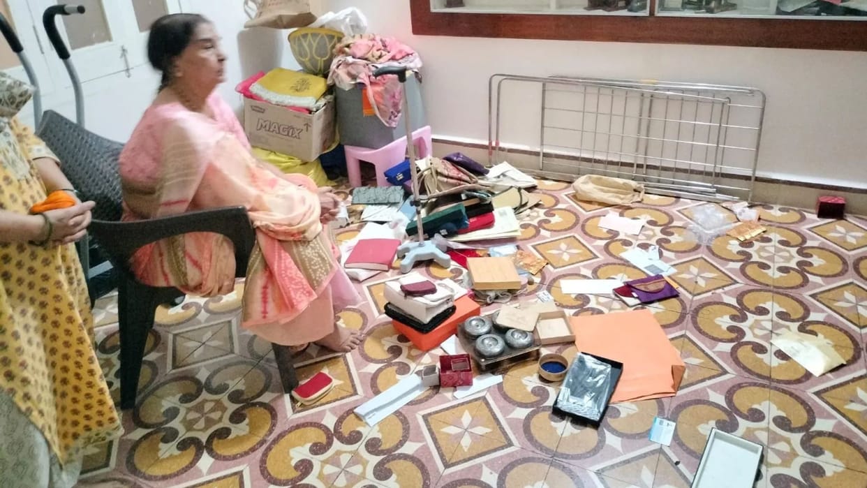 A major theft worth lakhs of rupees occurred at the home of former Minister