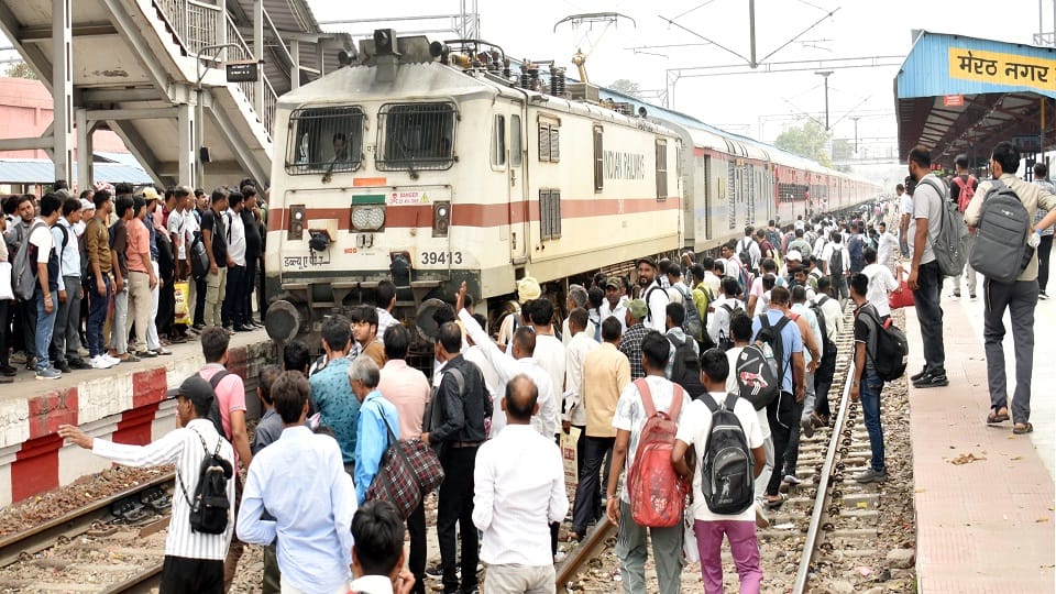 Meerut: Crowd of TGT people gathered at the city station, ran on the tracks to catch the train, women hung out