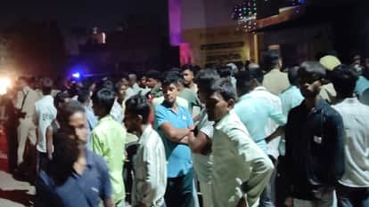 Dead body of married woman found at door of house, road blockade on allegation of murder
