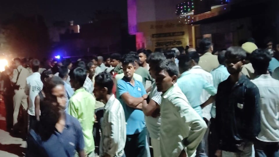 Dead body of married woman found at door of house, road blockade on allegation of murder