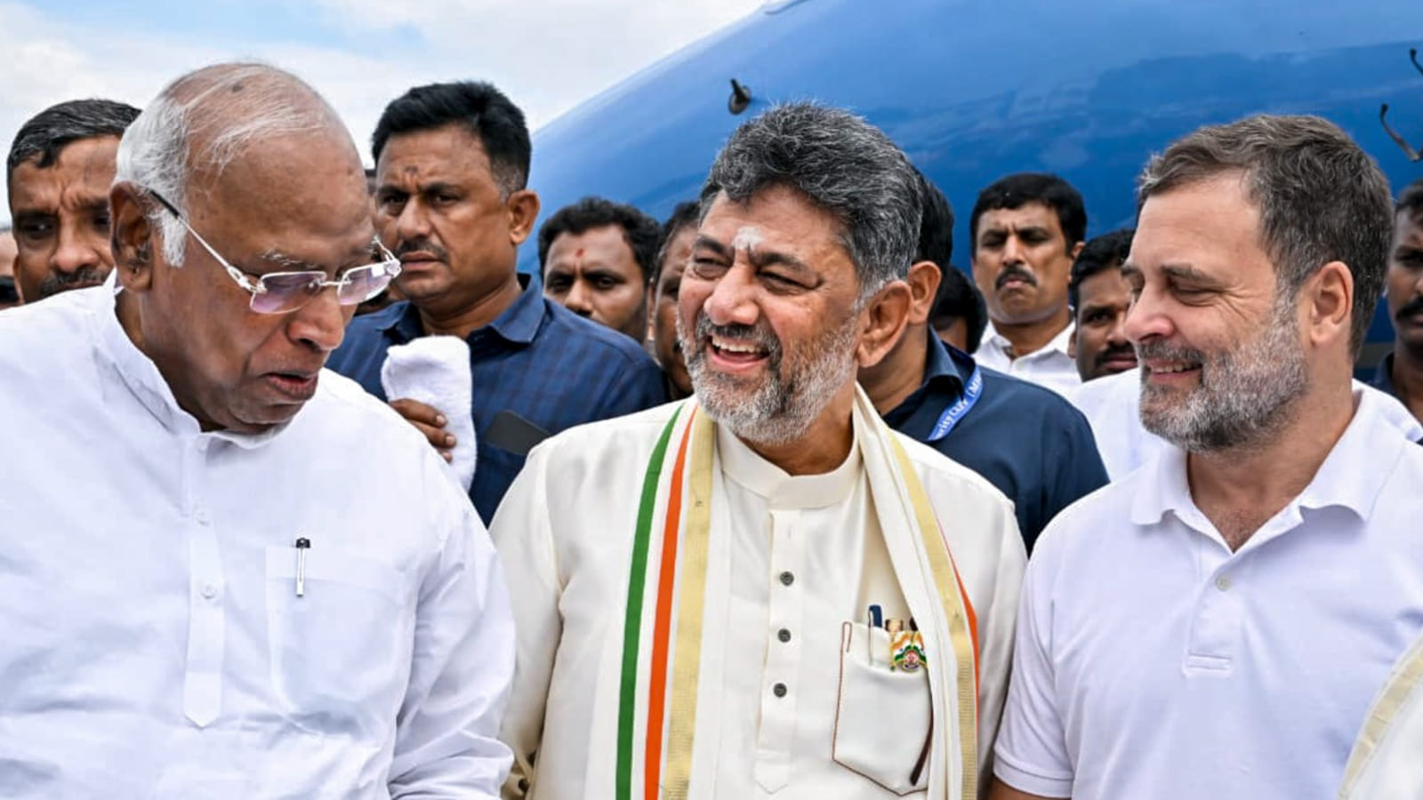 DK Shivakumar Karnataka New CM From Former Prime Ministers to Senior BJP Leaders Invited photo gallary
