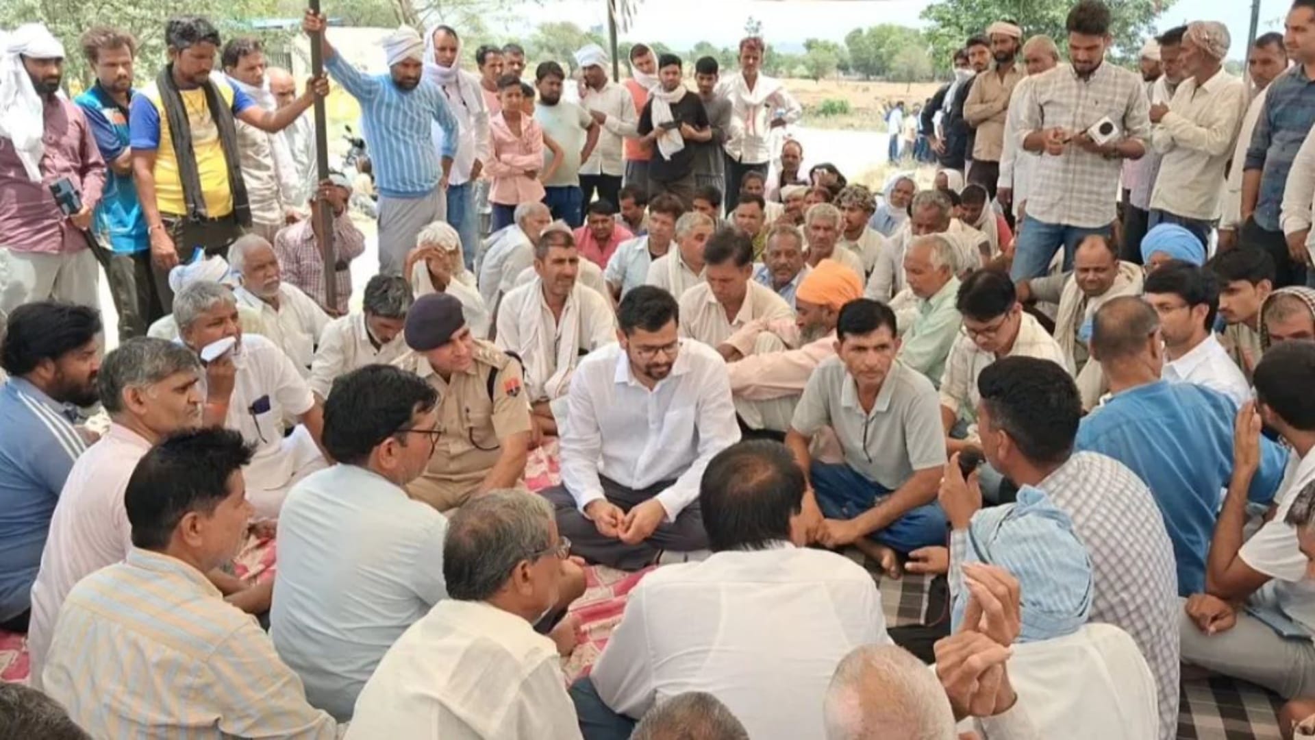 291 दिन से चल रहा धरना आंदोलन प्रशासन से बातचीत के बाद समाप्त