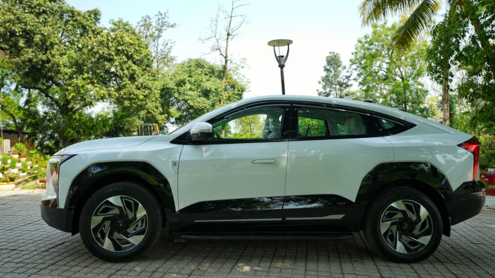 MP News: CM's new step towards environmental protection, electric car joins convoy, 500 km range