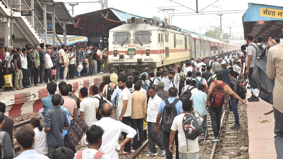 Meerut: Crowd of TGT people gathered at the city station, ran on the tracks to catch the train, women hung out