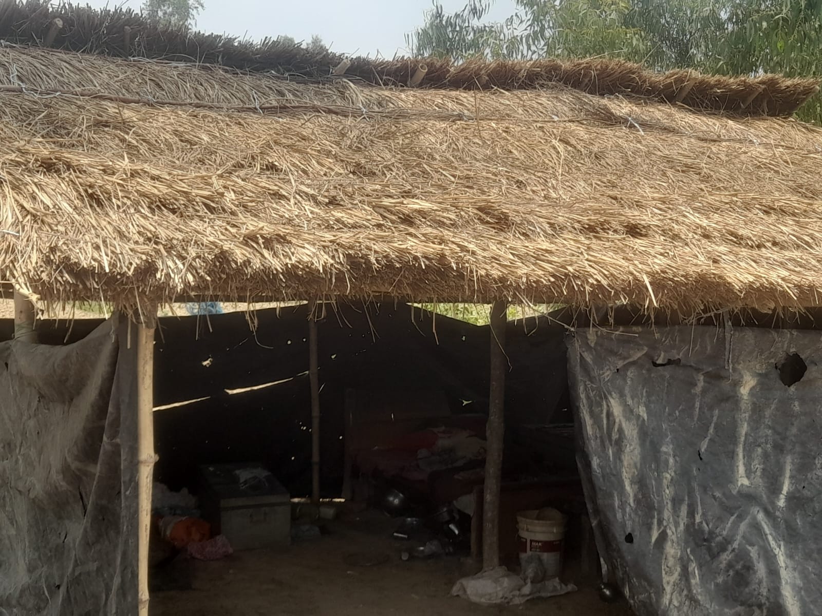 इसी घर में महिला को पीट-पीटकर मार डाला।