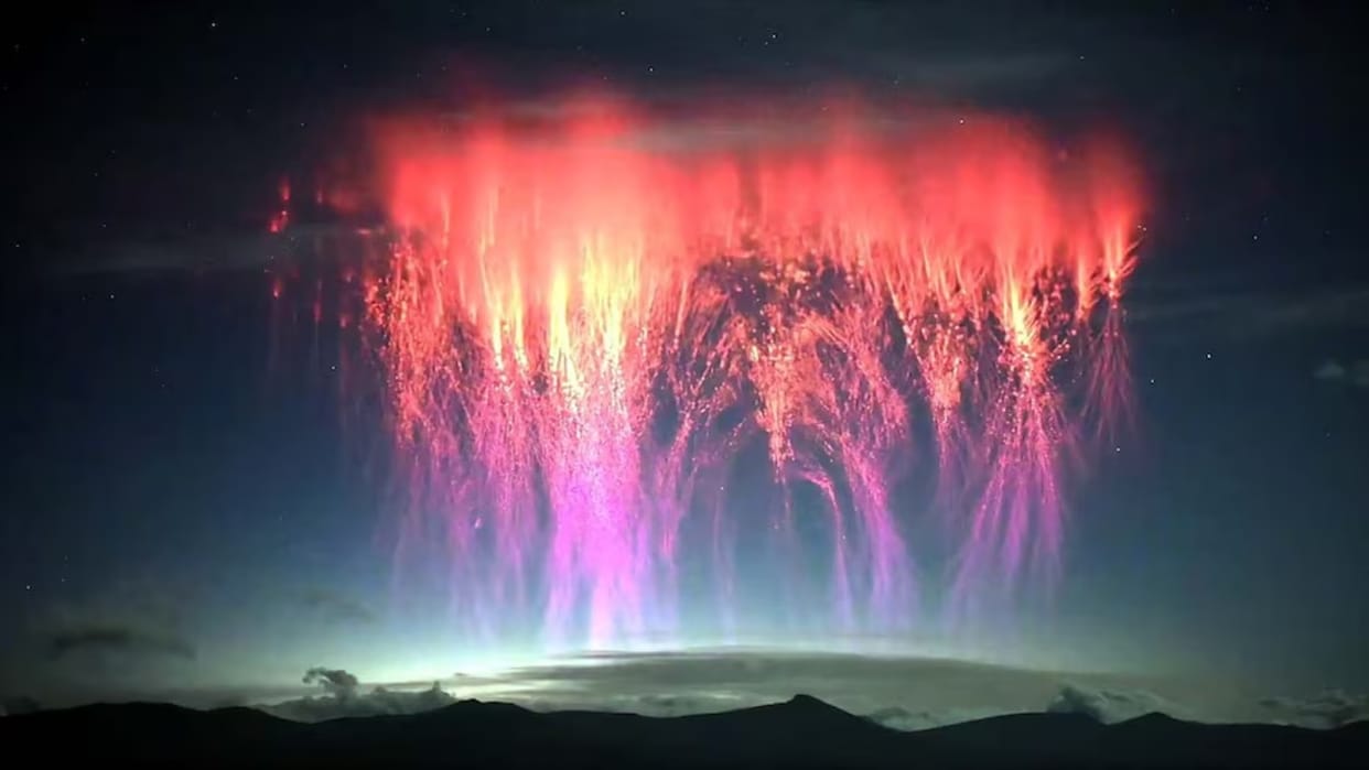 Spectacular Rare Red Sprites And Green Ghost Lights Captured In Tibet himalaya