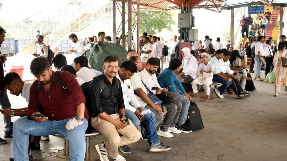 Meerut: Crowd of TGT people gathered at the city station, ran on the tracks to catch the train, women hung out