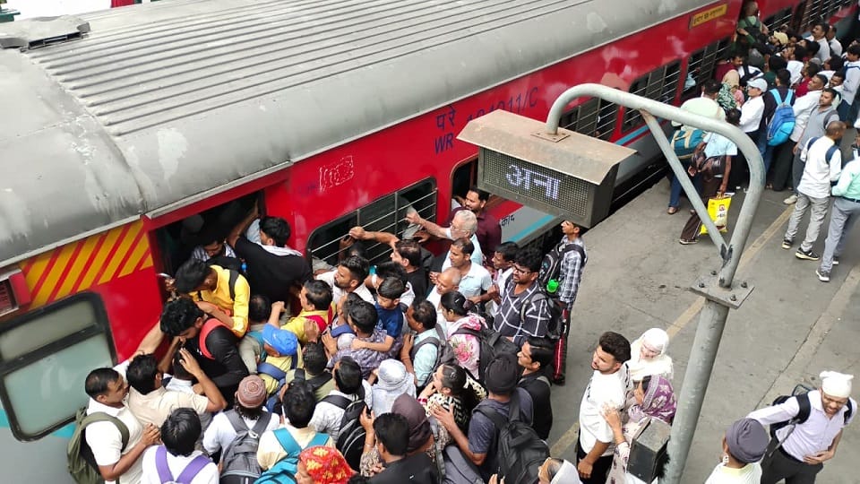 Meerut: Crowd of TGT people gathered at the city station, ran on the tracks to catch the train, women hung out