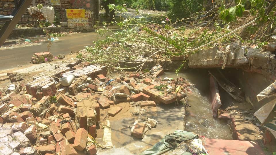 Heavy Rain Wreaks Havoc in Agra: Roads Turn into Lakes Five Houses Collapse Markets Flooded