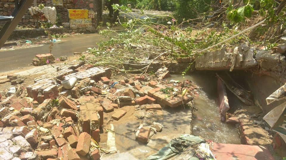Heavy Rain Wreaks Havoc in Agra: Roads Turn into Lakes Five Houses Collapse Markets Flooded