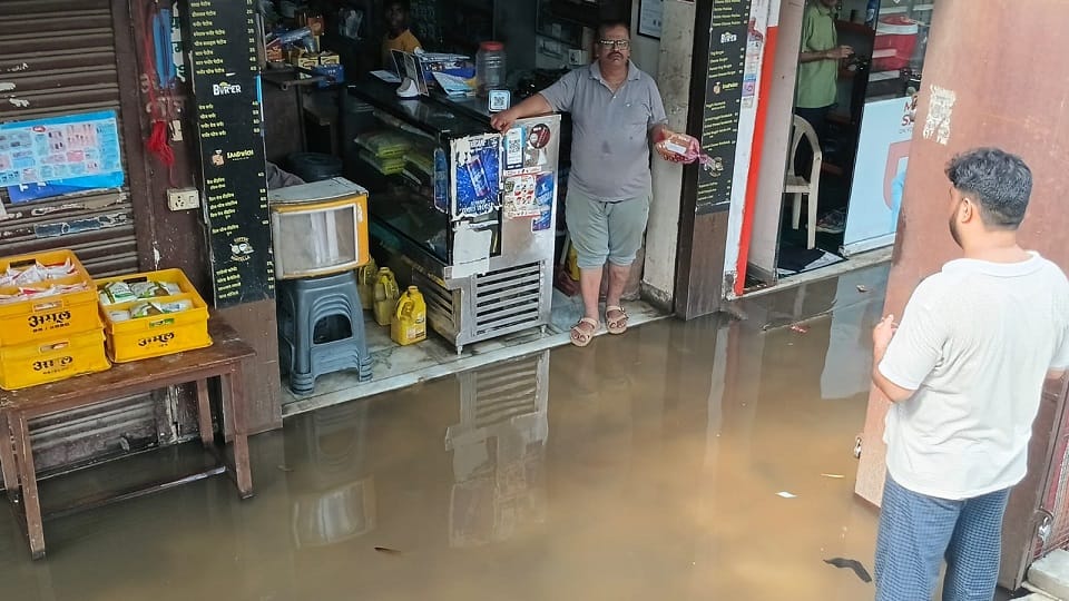 Heavy Rain Wreaks Havoc in Agra: Roads Turn into Lakes Five Houses Collapse Markets Flooded