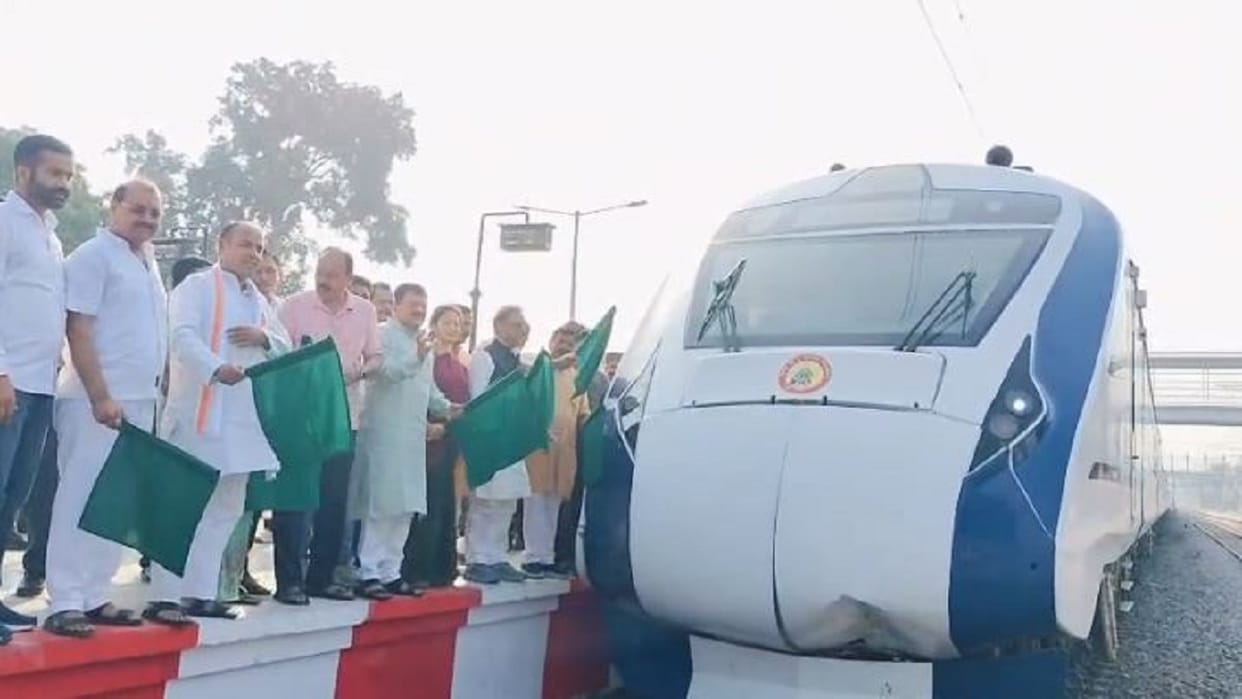 Vande Bharat Train Stoppage at Shahjahanpur Railway Station