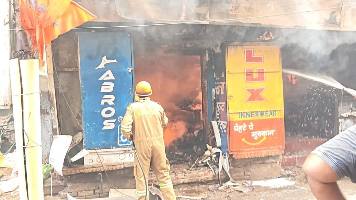 Fire breaks out in Mirzapur market several clothing and shoe shops gutted