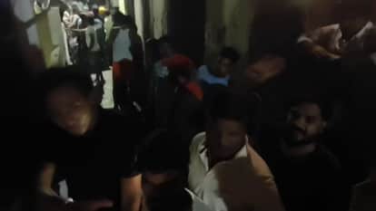 आग लगने के बाद माैजूद भीड़।