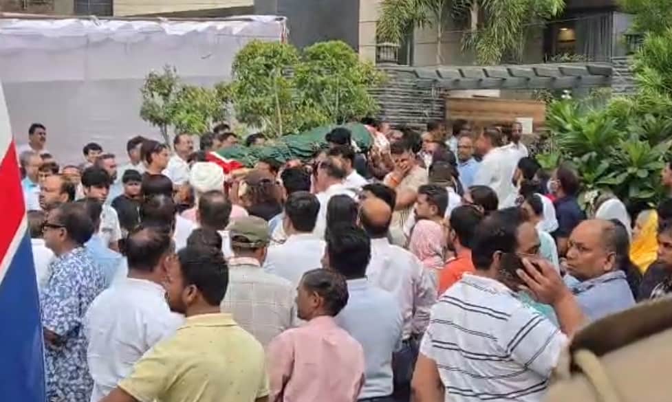 delhi hotel fire relatives perform last rites of vivek Agarwal family