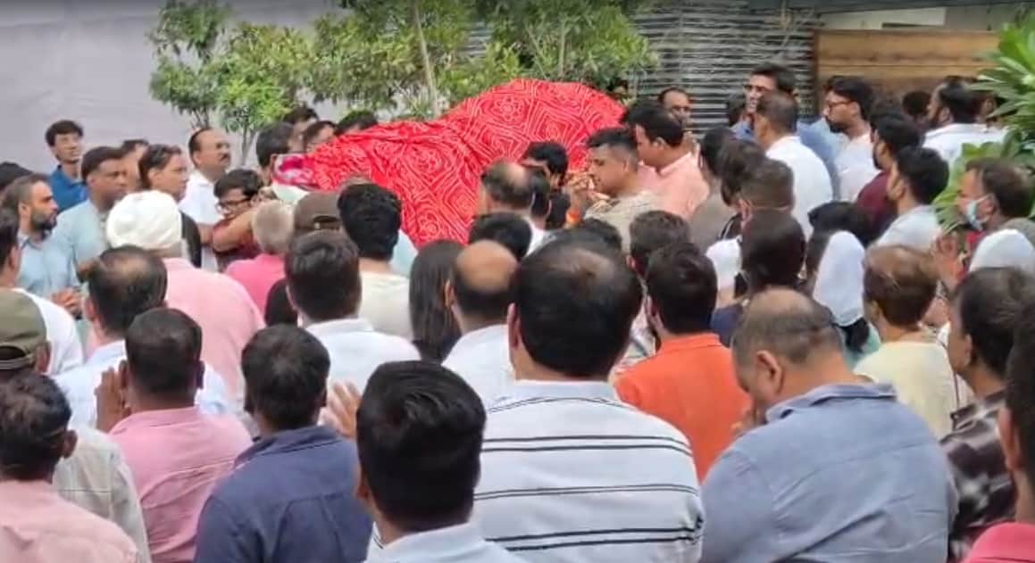 delhi hotel fire relatives perform last rites of vivek Agarwal family
