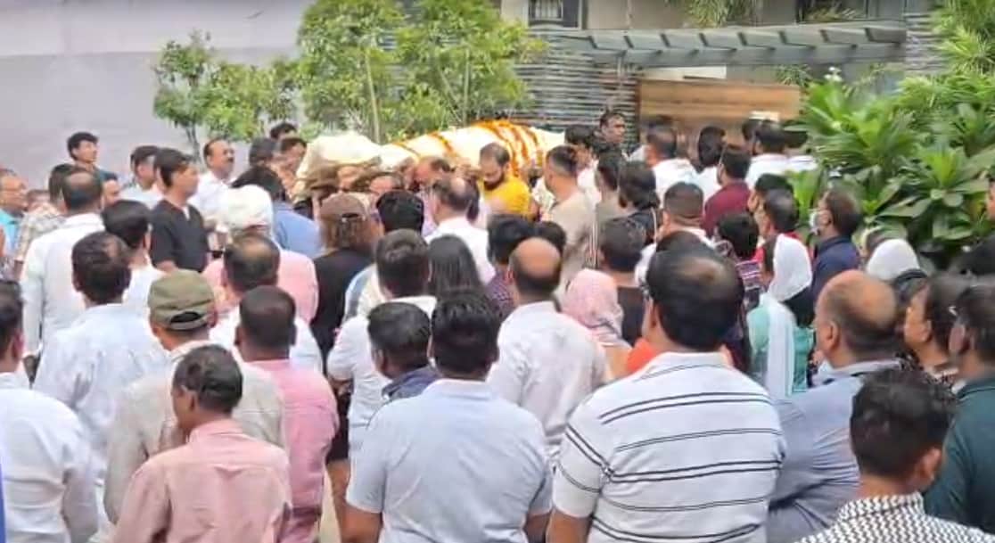 delhi hotel fire relatives perform last rites of vivek Agarwal family