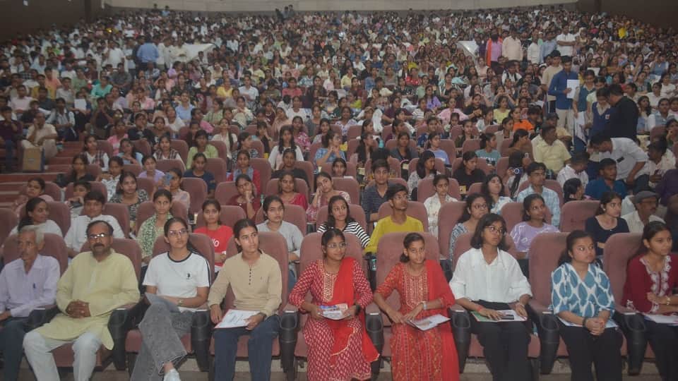 Over 1200 Students Honoured at Bhavishya Jyoti Merit Award Ceremony in Agra