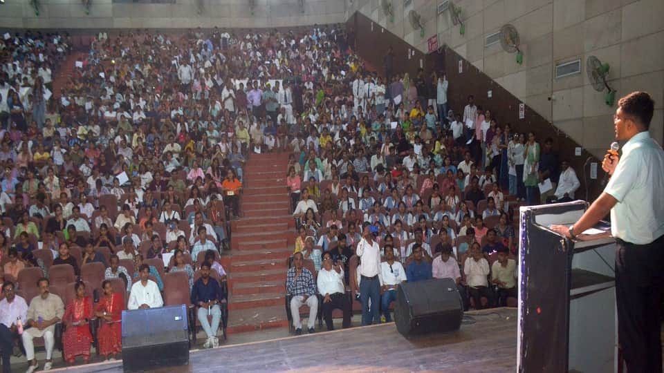 Over 1200 Students Honoured at Bhavishya Jyoti Merit Award Ceremony in Agra
