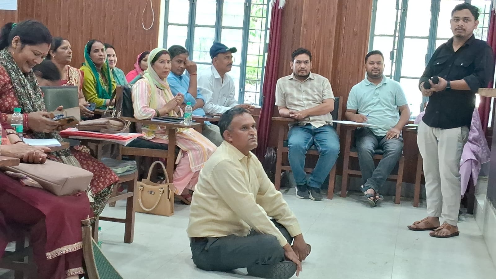 बैठक में धरने पर बैठे ग्राम प्रधान