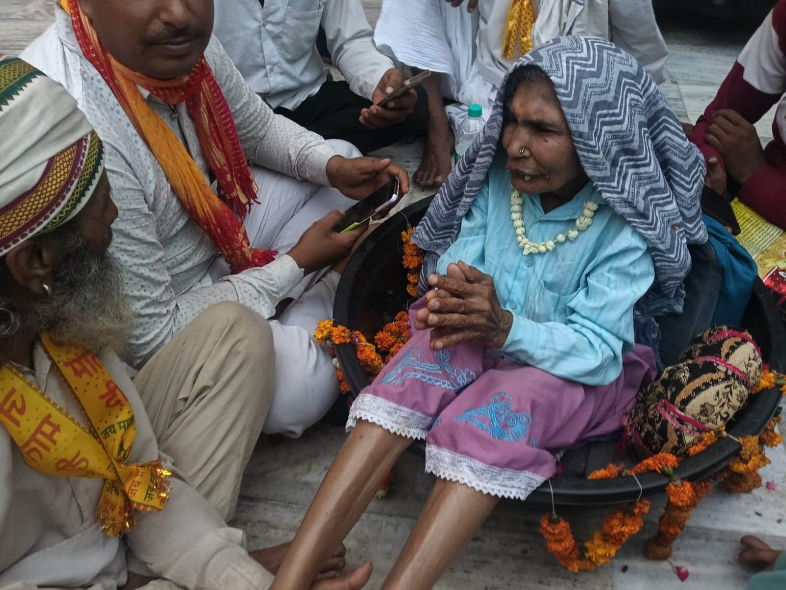 daughter in law carried her elderly mother in law on her head to complete 84 kos parikrama