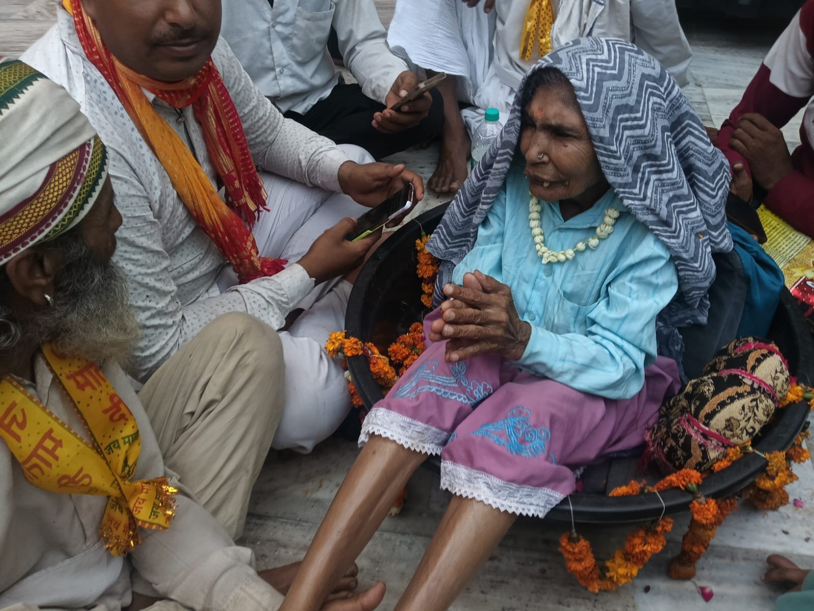daughter in law carried her elderly mother in law on her head to complete 84 kos parikrama