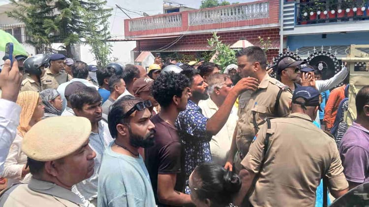 Dehradun: जमीन पर कब्जा कराने पहुंची प्रशासन की टीम का जबरदस्त विरोध, युवकों ने अपने ऊपर डाला पेट्रोल