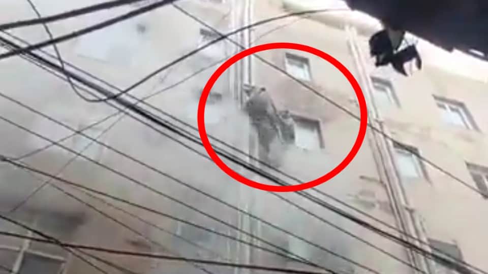 delhi fire  Riyazuddin Mansoori saved lives 20 people by laying out mattresses worth 2 lakh rupees on road