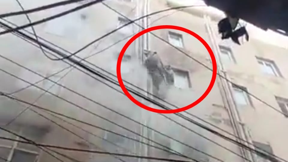 delhi fire  Riyazuddin Mansoori saved lives 20 people by laying out mattresses worth 2 lakh rupees on road