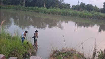 गंगनहर में डूबे युवक को तलाशते गोताखोर